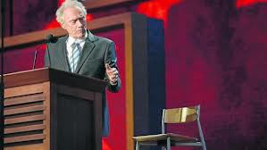 Clint y la silla vacía
